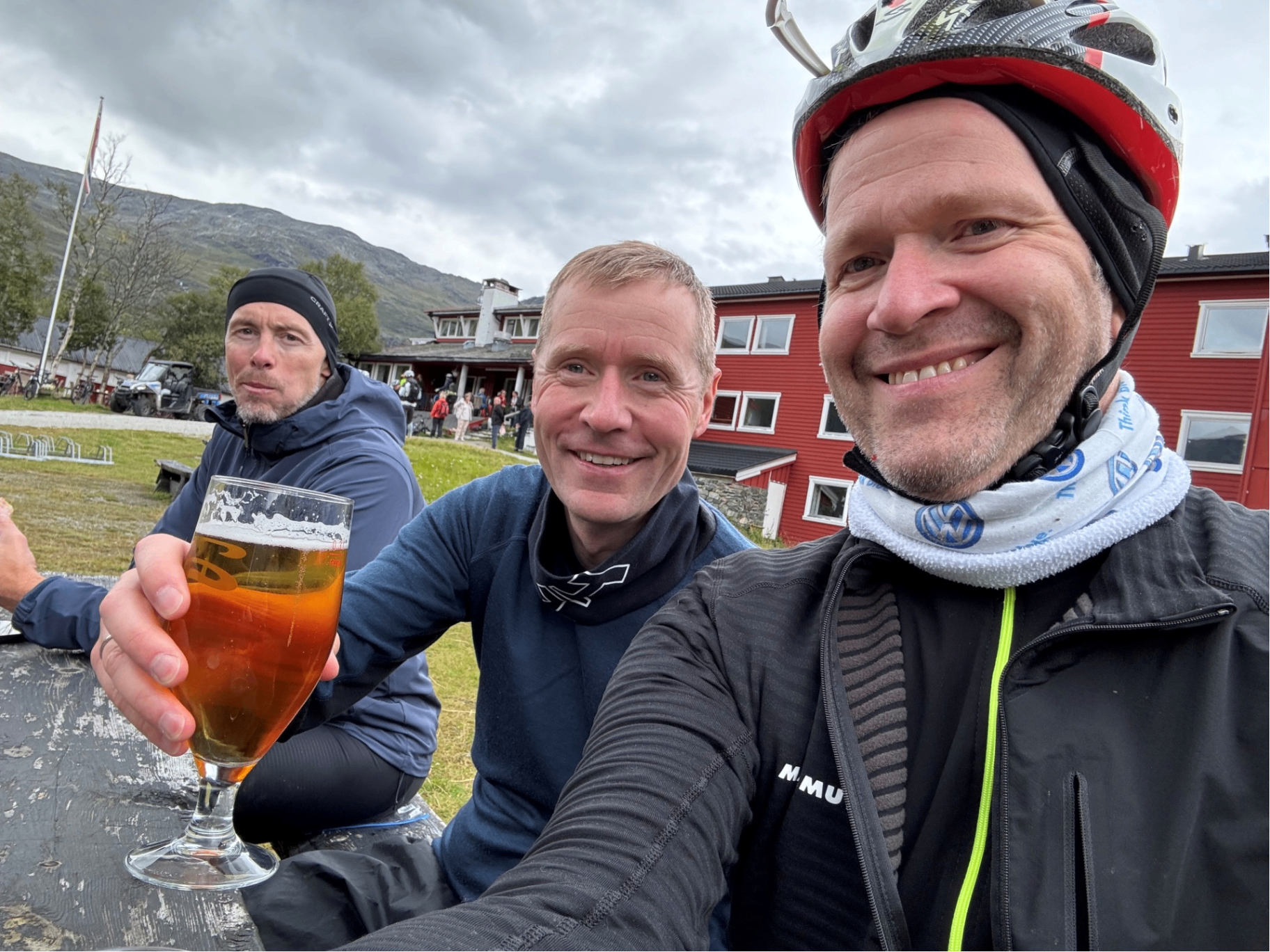 Pils og selfie utenfor Finse 1222 etter en dag i sadelen
