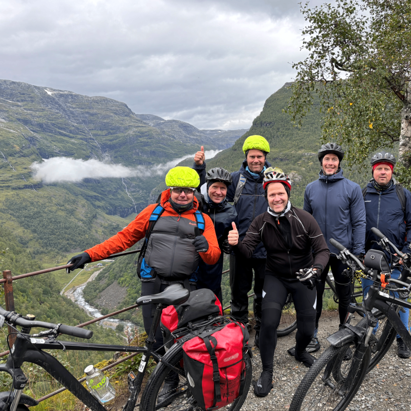 Vennelaget med sykler og utsikt over fjell og foss